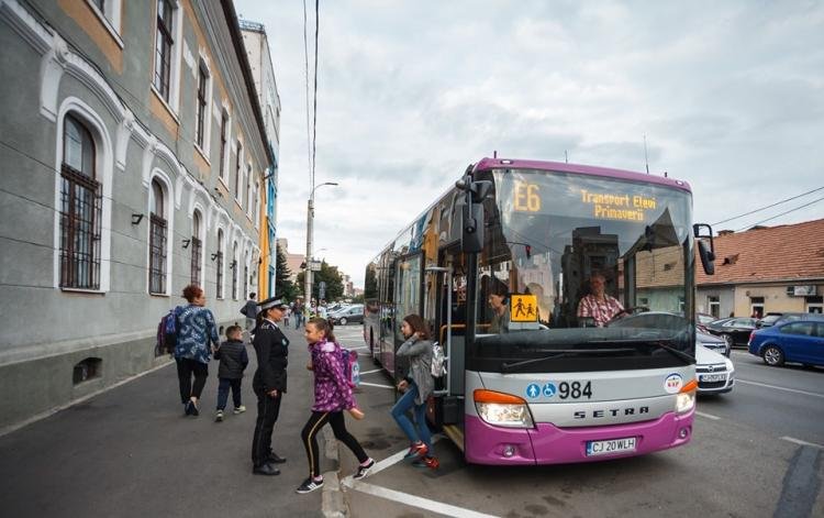 Autobuze dotate cu polițist local, în Cluj-Napoca. Circulă pe cele 15 rute speciale pentru elevi