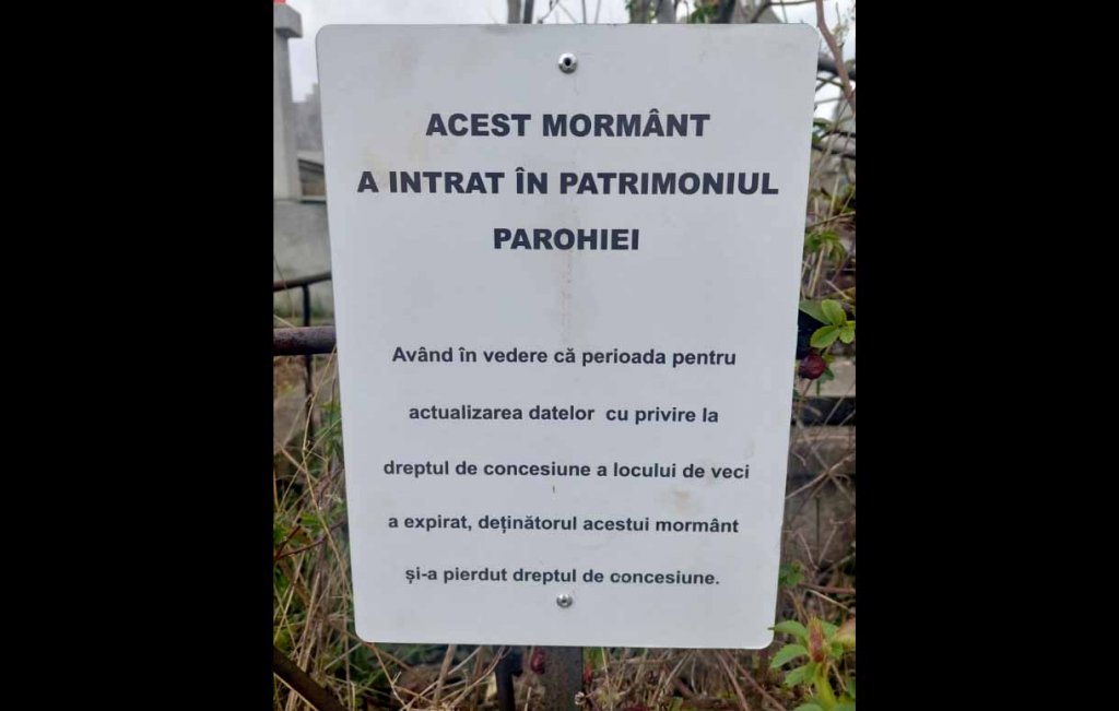 Cum pierzi un loc de veci în Cluj-Napoca / Anunţ înfipt pe un mormânt din Mănăştur