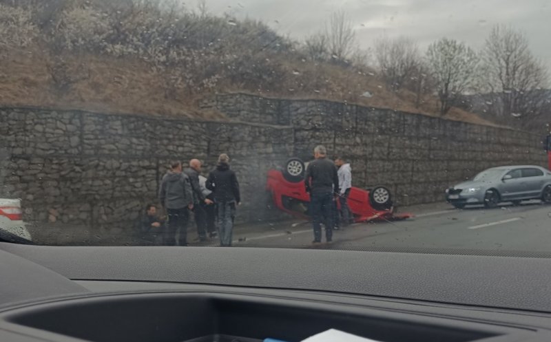 Accident spectaculos în Cluj: O mașină s-a răsturnat după ce a lovit un zid