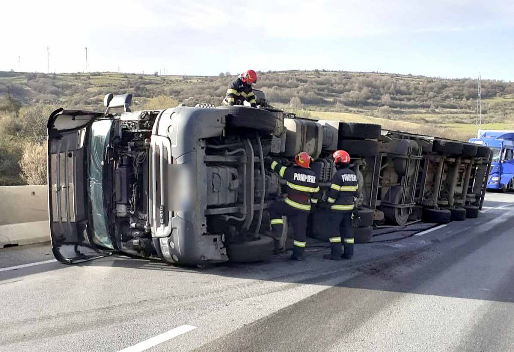 ACCIDENT pe DN1, la Izvoru Crişului între două TIR-uri / Un TIR care transporta pui vii e răsturnat