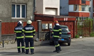 Țeavă de gaz ruptă de o mașină electrică, pe o stradă din Cluj-Napoca. Pompierii au intervenit