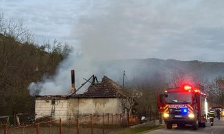 Incendiu puternic într-o comună din Cluj: Acoperișul unei case a luat foc