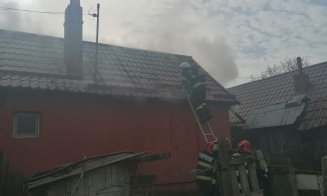 O casă arde în Jucu de Sus / Autospeciale de mare capacitate intervin la locul incendiului