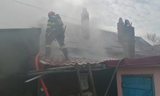 O casă arde în Jucu de Sus / Autospeciale de mare capacitate intervin la locul incendiului