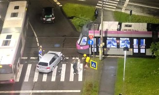 Mașină vs. tramvai pe Primăverii, la Calvaria / ”Au vrut să dea cioc de Paști” / ”Dacă stai non-stop cu ochii în telefon la volan...”