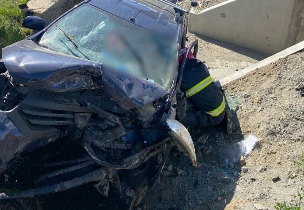 Accident GRAV în Cluj: Un autoturism a intrat într-un cap de pod. Victimă, extrasă dintre fiarele mașinii