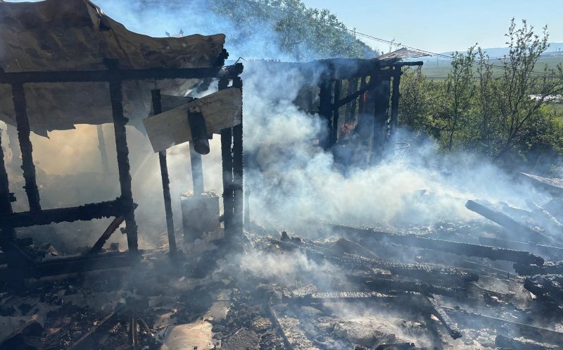 Incendiu devastator în Cluj: Pompierii au intervenit cu furtunuri întinse pe 200 de metri pentru a stinge flăcările care au distrus o casă