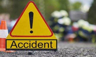 Accident între două mașini, într-o localitate din Cluj. O femeie a fost transportată la spital