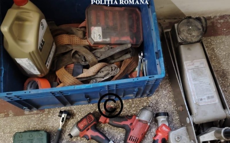 Doi bărbați din Cluj, săltați de mascați după ce au furat mii de euro și scule dintr-o mașină parcată
