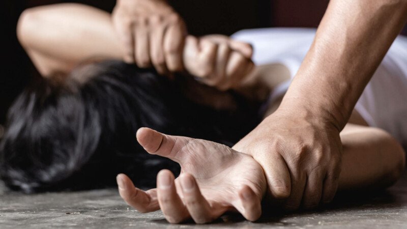 VIOL în GRUP: Inițial au fost reținuți 11 indivizi care au violat o minoră de 13 ani. Alți 3 bărbați au ajuns în arest