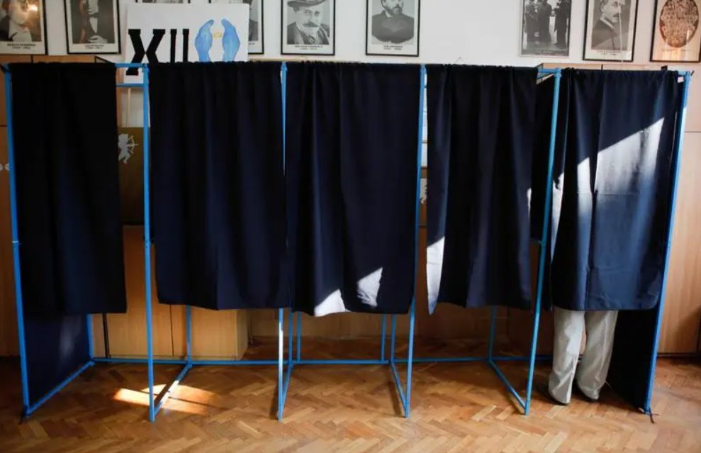 Telefonul unui clujean confiscat de polițiști după ce a fotografiat buletinul de vot. Câte incidente au fost raportate în județ