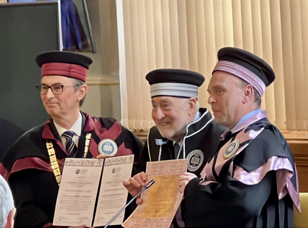 Joseph Stiglitz, laureat al premiului Nobel, a primit titlul Doctor Honoris Causa din partea UBB. „Cluj-Napoca e un oraș cu o economie vibrantă și modernă”