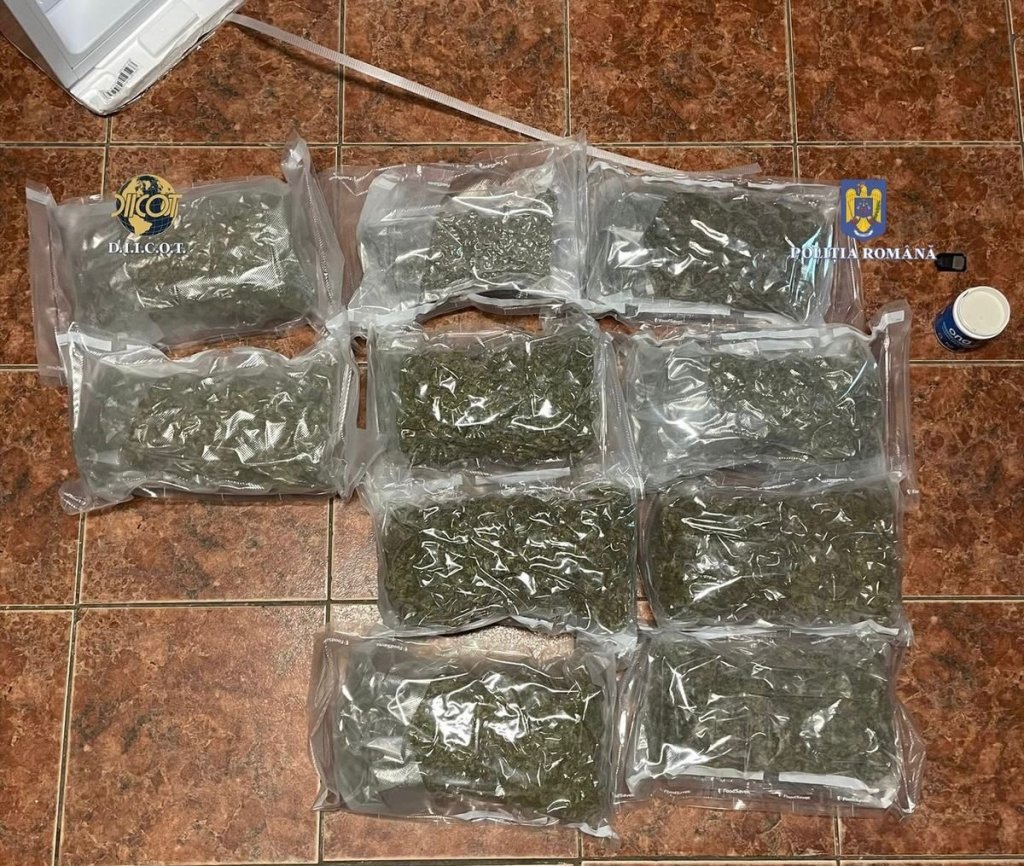 Traficant prins la Cluj cu frigiderul plin de droguri. "Marfa" valorează aproape cât o garsonieră