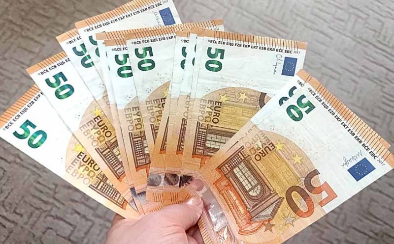 Euro pune frână creșterii RECORD și scade în weekend. Câți lei valorează și cât e valabil cursul