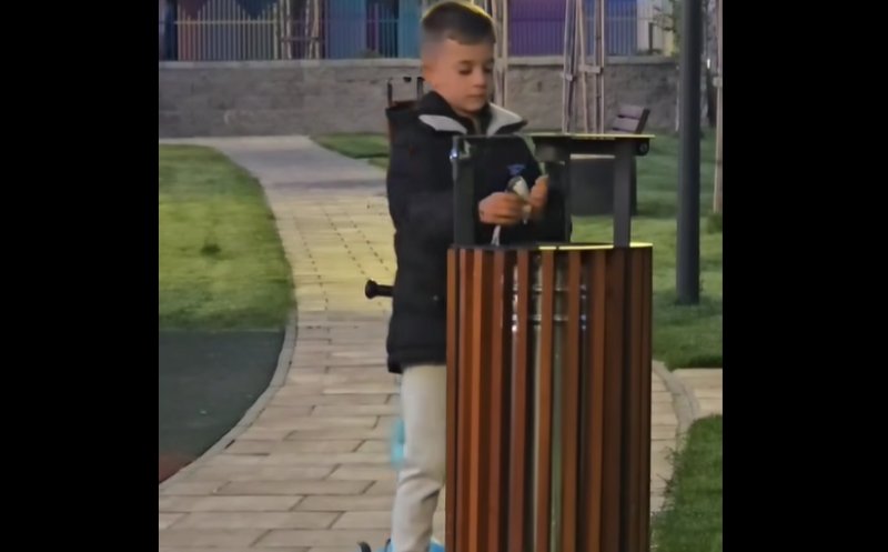 Gest SUPERB al unui băiețel din Cluj. S-a apucat să strângă gunoaiele dintr-un parc: „Ai făcut un întreg oraș să zâmbească”