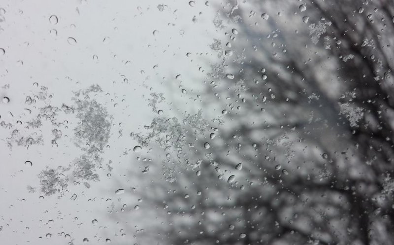 Iarnă la mijloc de mai! Meteorologii anunță trei zile cu vânt, ploi și ninsori la munte/ Clujul, sub Cod Galben de instabilitate atmosferică