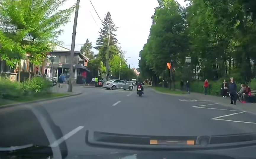 Accident între un scuter și o mașină pe o stradă din Cluj-Napoca. "Cine a fost de vină"