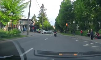Accident între un scuter și o mașină pe o stradă din Cluj-Napoca. "Cine a fost de vină"