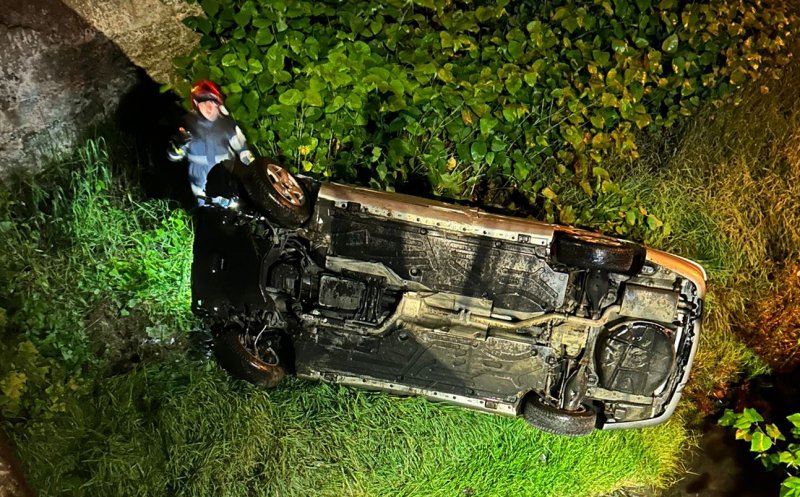 ACCIDENT în judeţul Cluj. Un şofer de 18 ani a căzut cu maşina de pe un pod. Care este starea victimei