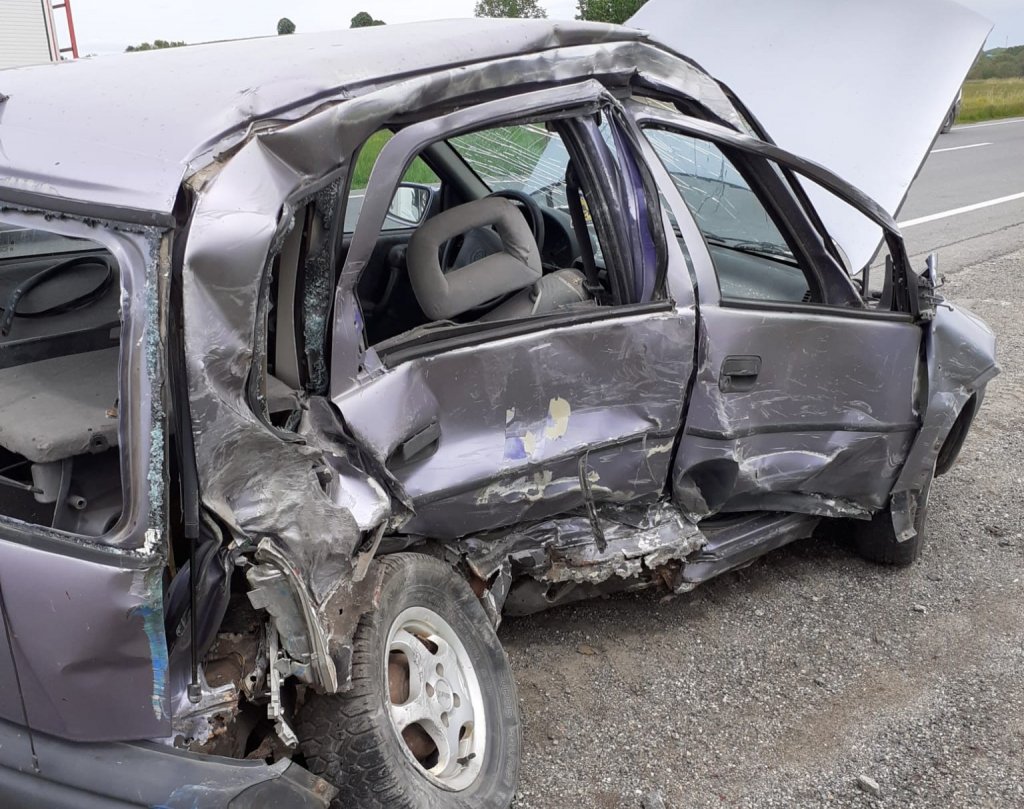 Cum s-a produs accidentul din Huedin în care un șofer a intrat din plin într-un TIR și a ajuns la spital