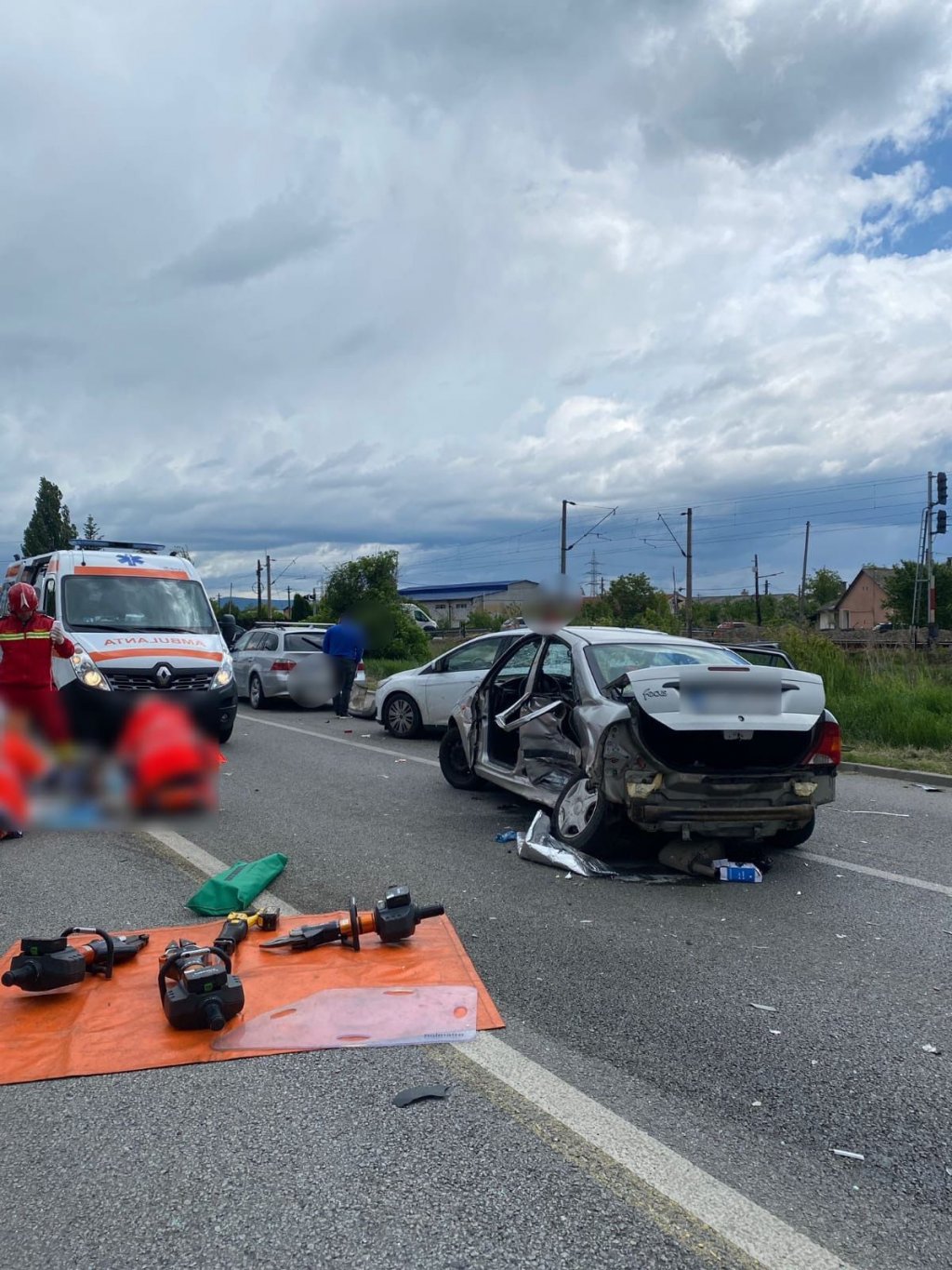 Accident GRAV cu 4 mașini în Dej. O tânără a „zburat” din vehicul. Cum s-a produs