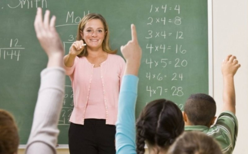 Profesorii angajați pe perioadă determinată ar putea deveni titulari automat. Propunerea ministrului Educației