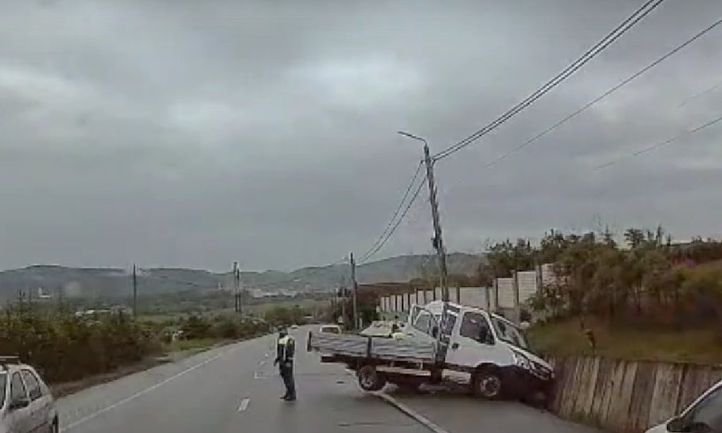 Accident rutier în județul Cluj: Microbuz și autoutilitară, proiectate în șanț după o coliziune