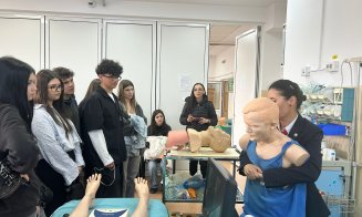 Ziua Porților Deschise la UMF: Ești curios să afli cum e să fii medicinist la Cluj-Napoca? Hai să vezi cu ochii tăi!