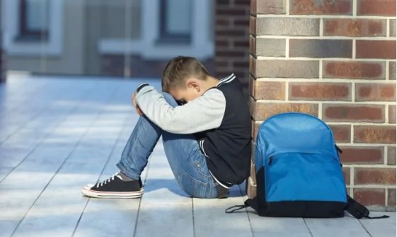Verde pentru "butonul roșu" în școli! Agresivitatea, bullyingul sau consumul de droguri vor putea fi raportate anonim