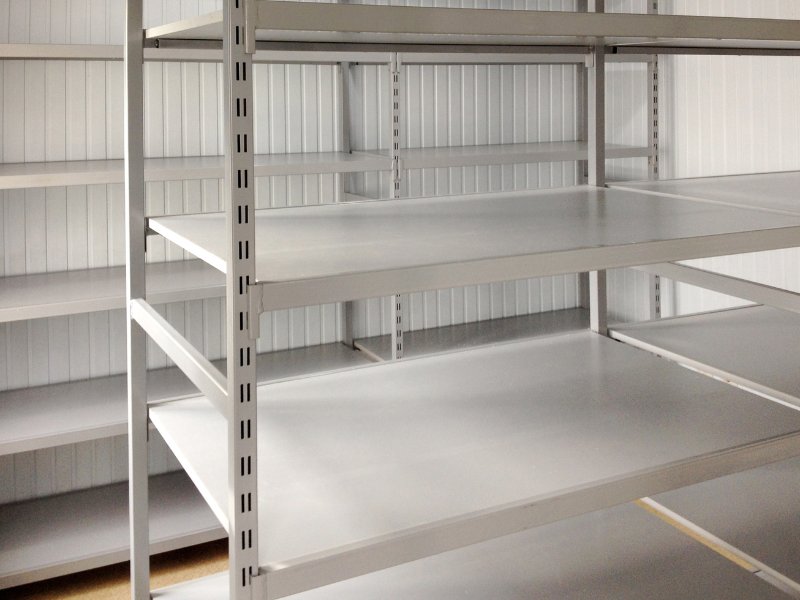 Producție locală, calitate superioară: rafturile metalice fabricate la Cluj pentru industria alimentară