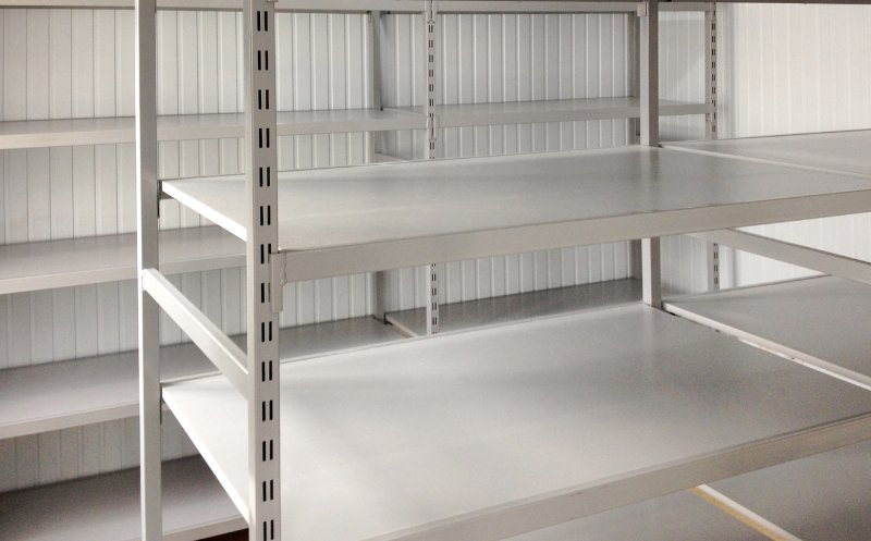 Producție locală, calitate superioară: rafturile metalice fabricate la Cluj pentru industria alimentară