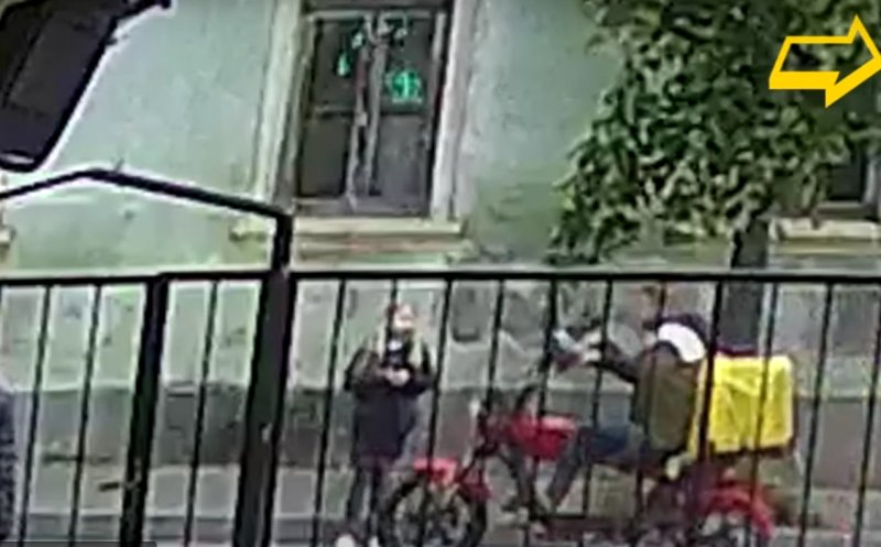 Cluj: O elevă a evitat în ultima clipă un livrator care a trecut pe roșu, chiar pe trecerea de pietoni