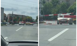 Pericol la o trecere de cale ferată din Cluj: Bariera a coborât peste o mașină după ce șoferul a forțat trecerea