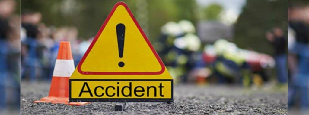 Accident în județul Cluj: Un TIR s-a răsturnat în afara carosabilului
