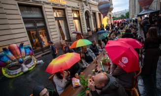 Imagini superbe de la Zilele Clujului. Ploaia nu i-a oprit pe clujeni să cineze în mijlocul străzii