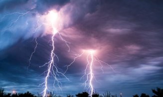 Un tânăr de 26 de ani A MURIT după ce a fost lovit de fulger / Ce să faci sau să NU faci atunci când te prinde o furtună în natură?