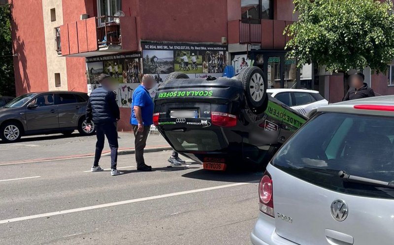 O mașină de școală de șoferi s-a răsturnat în plină stradă. Alte trei autoturisme, avariate. Precizările IPJ Cluj