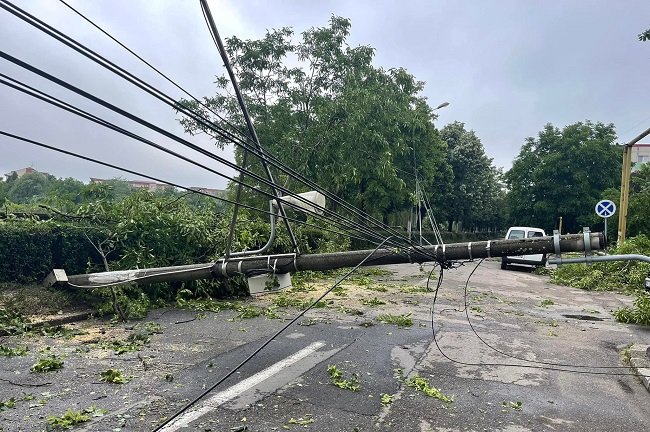 Peste 7.700 de consumatori au rămas fără curent electric în urma ploilor și vijeliilor din ultimele 24 de ore