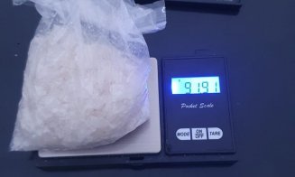 Trei traficanți de droguri, reținuți la Cluj: sute de grame de „cristal” și cocaină confiscate
