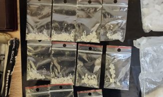 Trei traficanți de droguri, reținuți la Cluj: sute de grame de „cristal” și cocaină confiscate
