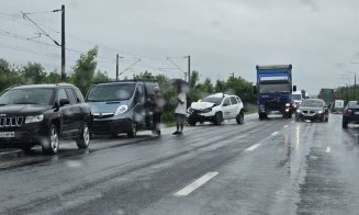 Accident în lanț la intrarea în Dej: Trei mașini și un camion s-au ciocnit. Trafic aglomerat