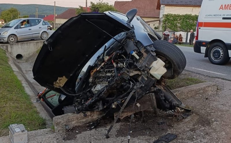 Accident într-o comună din Cluj. O mașină a intrat într-un cap de pod iar o tânără a ajuns la spital