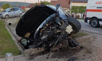 Accident într-o comună din Cluj. O mașină a intrat într-un cap de pod iar o tânără a ajuns la spital
