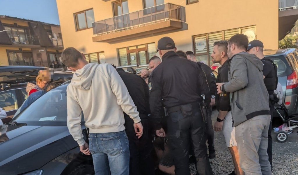 Fetiță blocată  în mașină în Florești. Au intervenit jandarmii