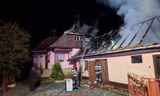 Acoperiș distrus de flăcări într-o gospodărie din Turda. Zeci de pui de găină au murit iar doi oameni au făcut atac de panică