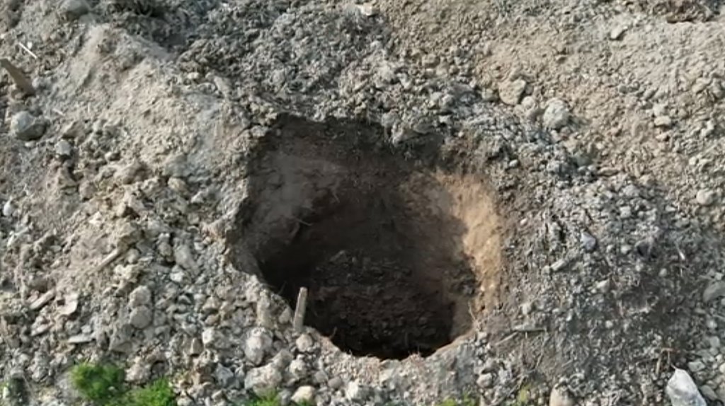 Cratere uriaşe de 5/5 m şi evacuări urgente la Praid / Planșeul salinei s-ar putea prăbuși complet