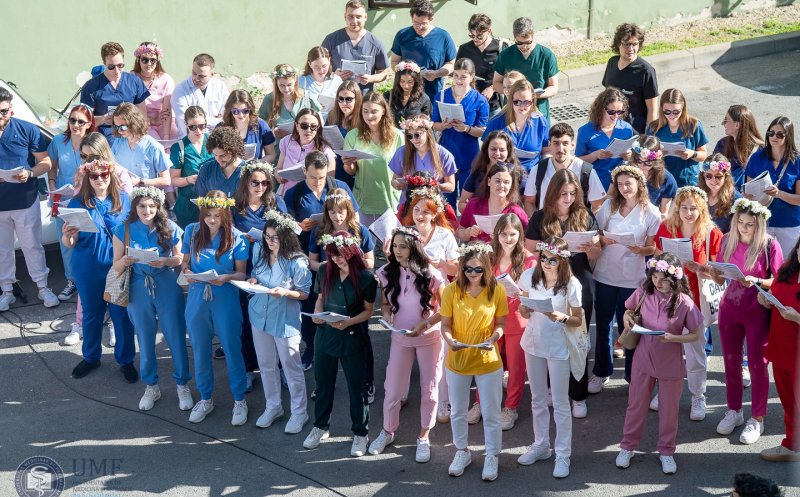 Tradiţia serenadelor de la UMF Cluj merge mai departe! Studenții își iau la revedere de la facultate și de la profesorii lor