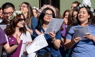 Tradiţia serenadelor de la UMF Cluj merge mai departe! Studenții își iau la revedere de la facultate și de la profesorii lor