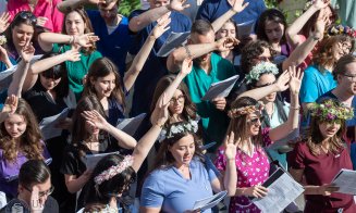 Tradiţia serenadelor de la UMF Cluj merge mai departe! Studenții își iau la revedere de la facultate și de la profesorii lor