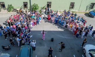 Tradiţia serenadelor de la UMF Cluj merge mai departe! Studenții își iau la revedere de la facultate și de la profesorii lor